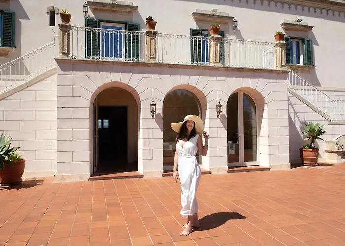 Isola Charm B&B - A Historic Villa near Punta Del Pero Beach